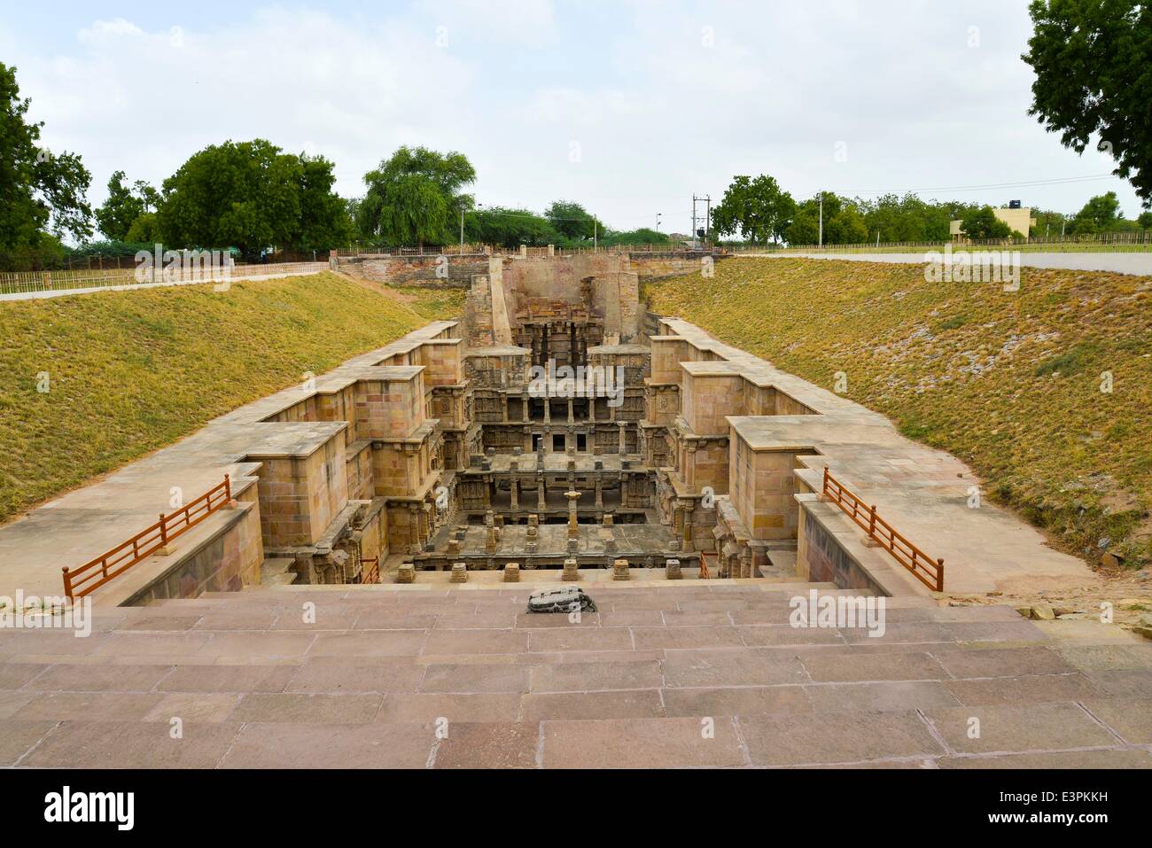 Le drainage de l'eau de 'Rani-ki-Vav'. Rani ki Vav est l'un des meilleurs cages en Inde. Il s'agit d'une cage au Gujarat, construite au 11e siècle en mémoire du Roi Bhimdev I de la dynastie Solanki. La cage a été approuvé par l'UNESCO comme site du patrimoine mondial pour son exceptionnel exemple de développement technologique dans l'utilisation des ressources en eau du sol. (Photo de Nisarg/Lakhamani Pacific Press) Banque D'Images