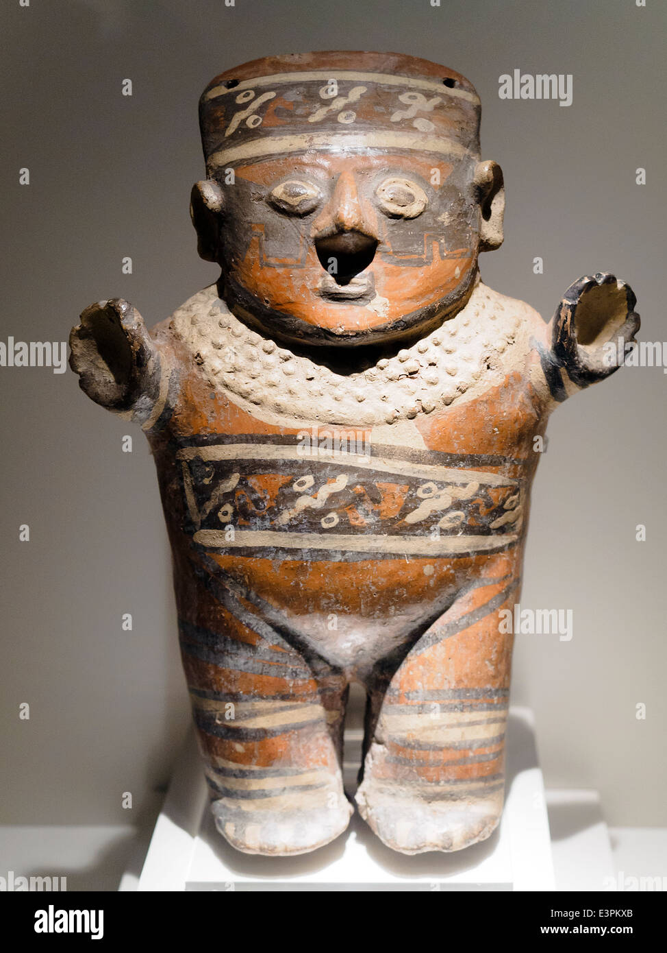 Représentation anthropomorphique sculpturale Huari Période transitoire 800 -1300 ANNONCE Museo de Arte Precolombino, Cusco - Pérou un bel exemple de la volonté pour la sculpture de la part de l'Huari, dont les artistes, possédant de plus grandes compétences en oeuvre picturale, ne peuvent pas se soustraire à de gros travaux et la représentation des modèles humains. La représentation est frontal, minimaliste et primitive ; elle ne cherche pas la perfection de l'image, ni d'une copie de la modèle naturel ; c'est plutôt une valeur symbolique et très simple représentation humaine doté de beaux motifs peints suivant le schéma des bandes et chevr Banque D'Images