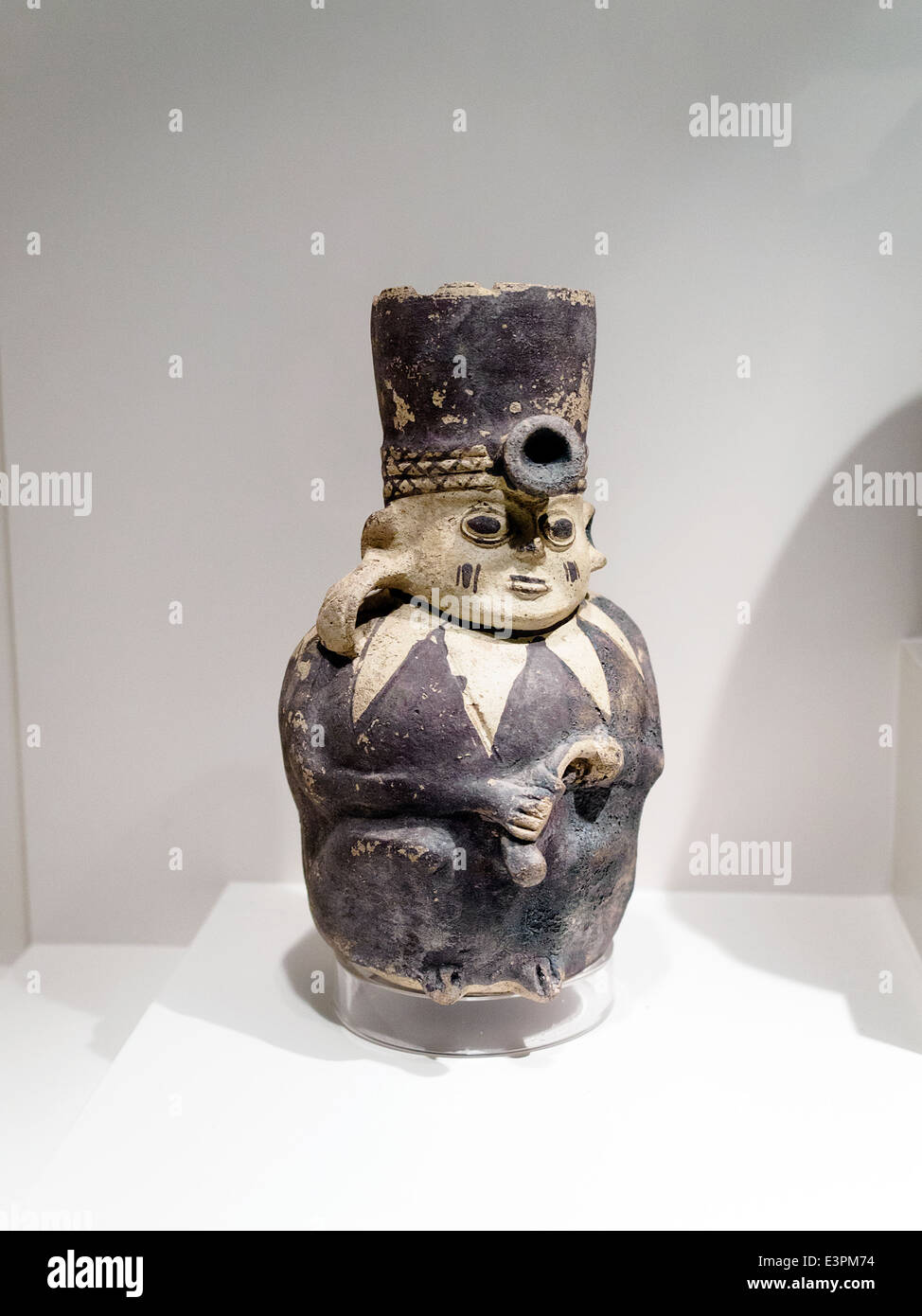 La période impériale Chancay figurine 1300 AD - AD 1352 Museo de Arte Precolombino, Cusco - Pérou la représentation en céramique d'êtres humains. Il s'agit d'une figurine de plus ou moins réaliste, style très créativement conçu et rendus avec une suggestion de primitivisme. C'est ce 'non'-qualité sculpturale et capacité qui rend cet exemple si attrayant. Les modèles du céramiste chaque pièce se prévaloir d'éléments décoratifs rudimentaire. Dans l'attention principalement par le raccourcie de façon marquée et très faible des extrémités, le visage légèrement esquissé et parfois unfin Banque D'Images