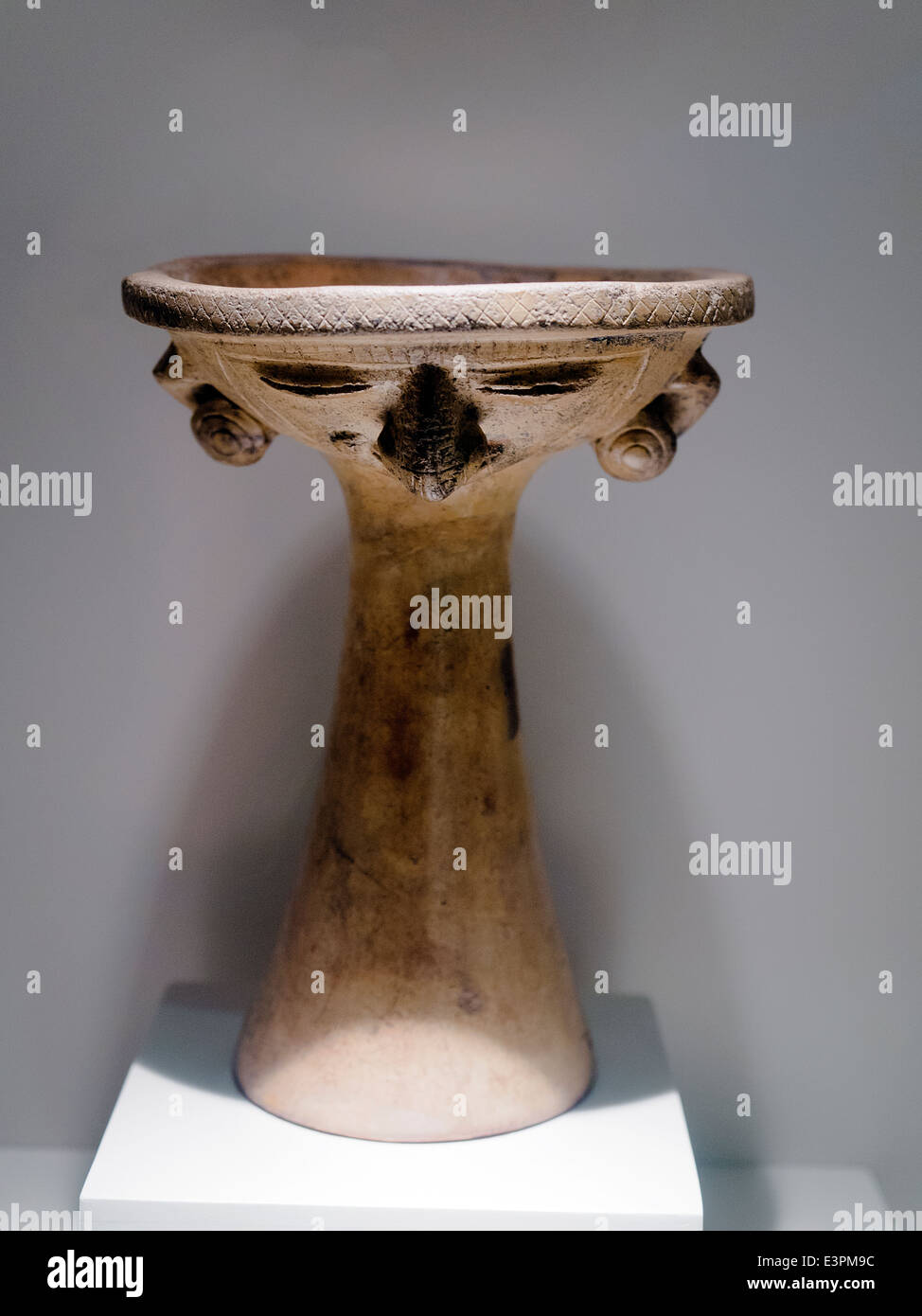 Période Impériale Inca Cup 1300-1532 ANNONCE Museo de Arte Precolombino, Cusco - Pérou Cette coupe offre un exemple d'une conception humaine stylisée où la partie correspondant à la tête sert un double objectif qu'un récipient. Il est possible d'disgress quelque peu son sens et imaginer une attitude profondément respectueux de l'homme qui soumet complètement et s'offre lui-même à la divinité. Dans cette composition, la sculpture n'apparaît pas comme un travail atteint, plutôt ce qu'il en compte le plus est l'élément de conception et la volonté symbolique représentée. La pasty et même de la coloration de la crème donne l'e Banque D'Images