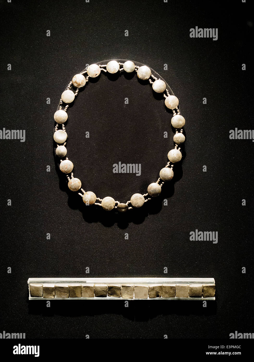 Collier et bracelet en argent Période Impériale Chimu AD 1300-1532 Museo de Arte Precolombino, Cusco - Pérou Recherche Avancée la technologie pour le travail des artistes précolombiens pour produire des pièces, comme celles-ci, de la simplicité tout en pleine d'harmonie et de rendus avec la précision et l'simmetry. L'utilisation de perles rondes et de petites plaques quadrangulaires ont abouti à une paire de bijoux qui pourraient tout aussi bien être le résultat d'un design contemporain. Dans les deux de ces travaux, la forme et la ligne prédominent. Banque D'Images