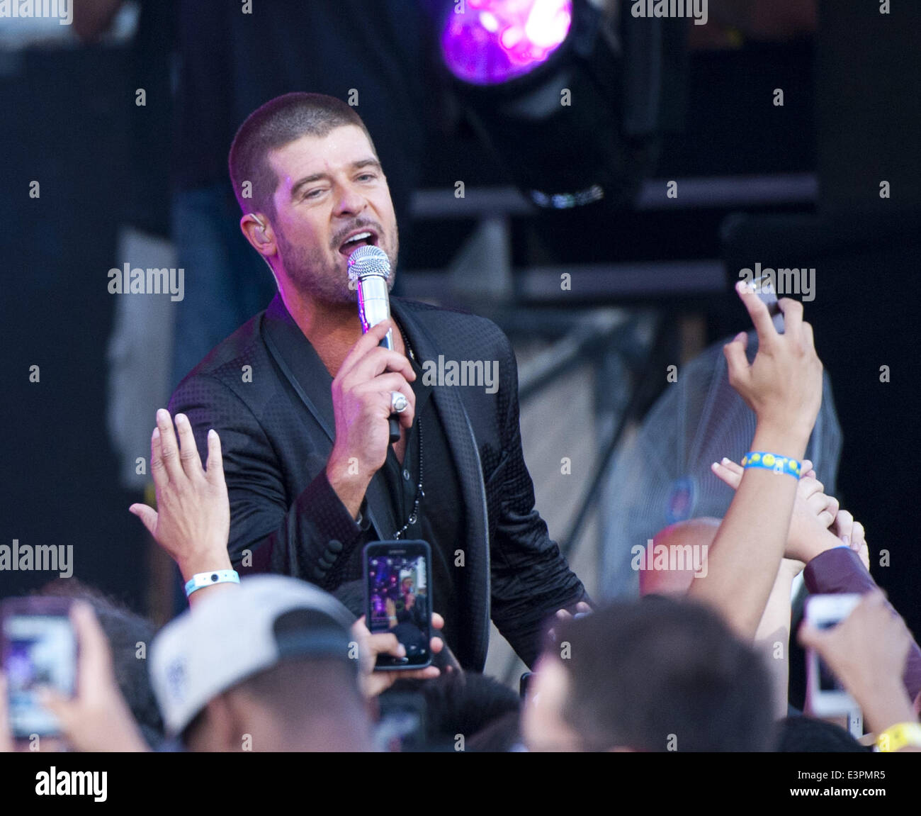 Hollywood, Californie, USA. 26 Juin, 2014. La chanteuse pop Robin Thicke joué sur scène au Jimmy
