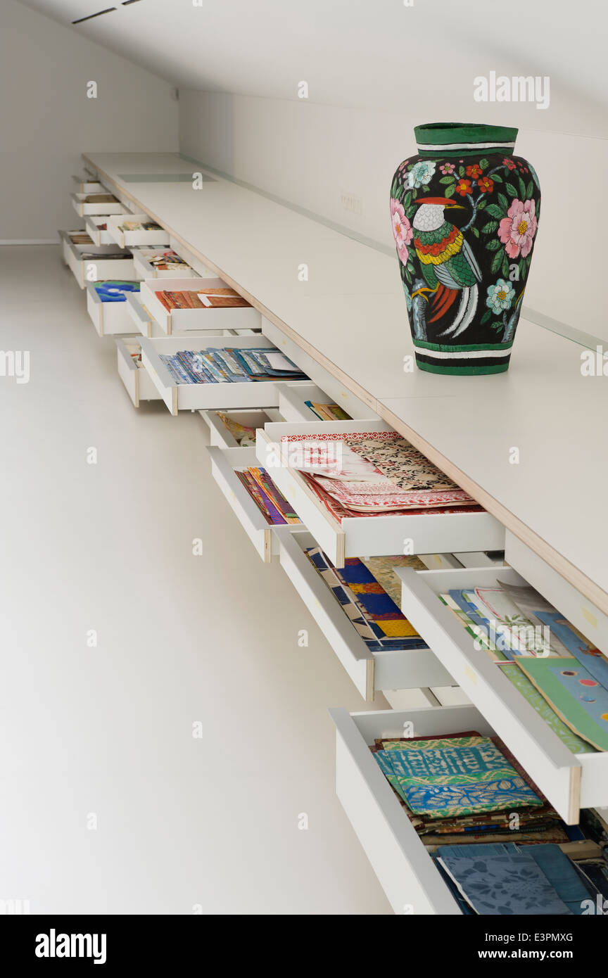 Une rangée de tiroirs ouverts contenant des échantillons de tissu de papier peint. Le vase est par Isabelle de Borchgrave Banque D'Images
