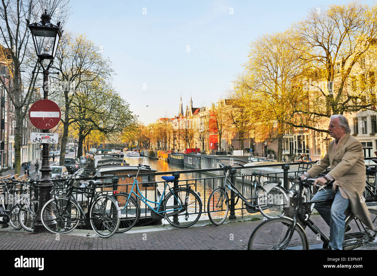 Vue vers le bas vers le Prinsengracht lits 1 clochers de Posthoornkerk (église), Jordaan, Amsterdam, Pays-Bas Banque D'Images Vue vers le bas vers le Prinsengracht lits 1 clochers de Posthoornkerk (église), Jordaan, Amsterdam, Pays-Bas Banque D'Images