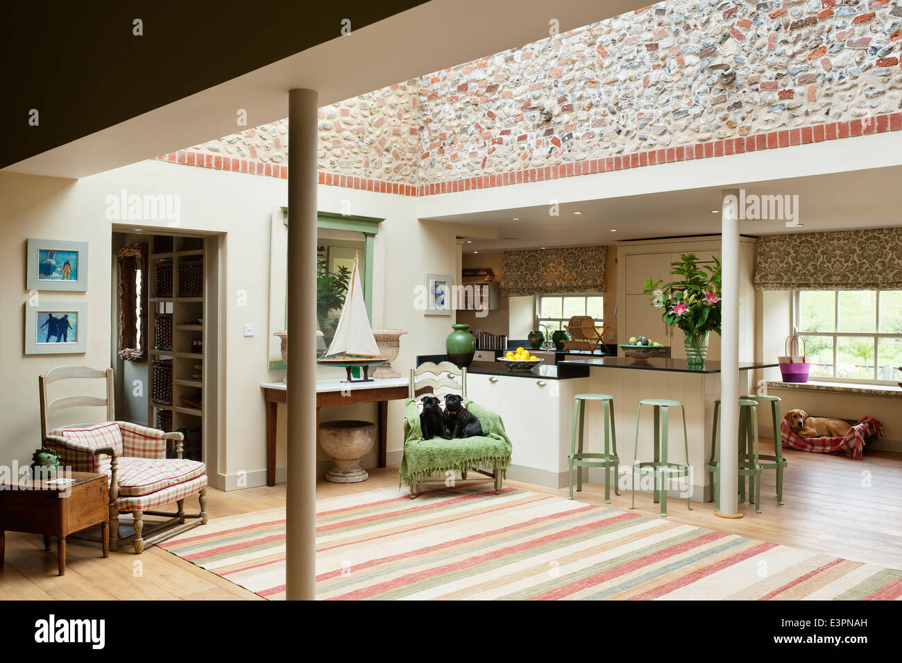 Salon-cuisine américaine. Le grand tapis, c'est rayé par Christine van der Hurd Banque D'Images