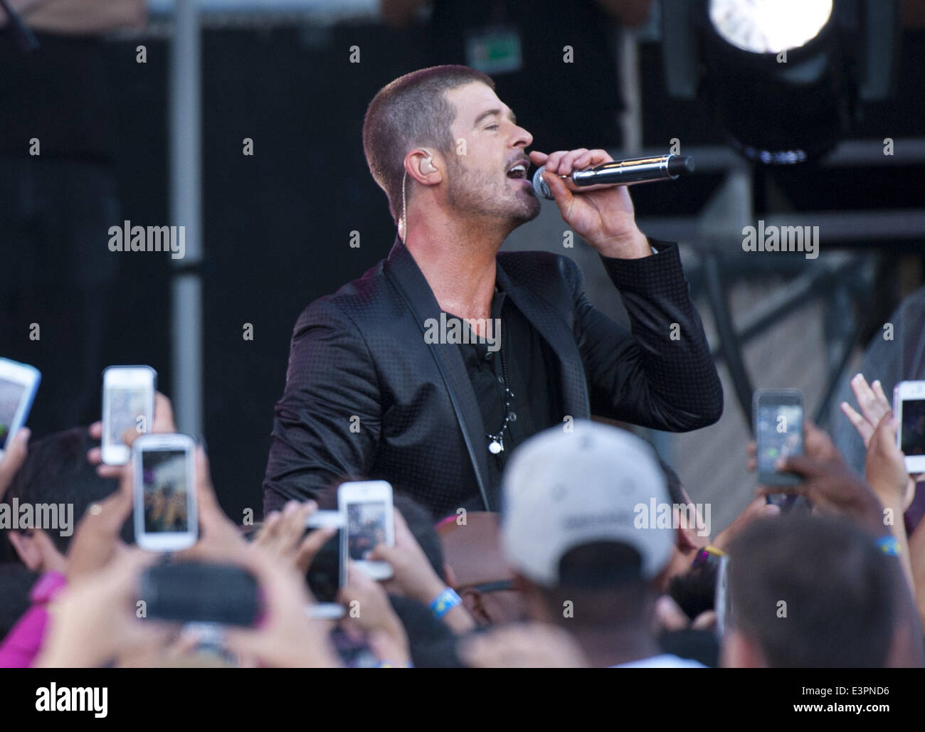 Hollywood, Californie, USA. 26 Juin, 2014. La chanteuse pop Robin Thicke joué sur scène au Jimmy Kimmel Live ! Dans la région de Hollywood au El Capitan Theatre le jeudi 26 juin, 2014. Thicke, connu pour sa chanson "Blurred Lines, ' a chanté 3 chansons de son nouvel album intitulé 'Paula, ' qui est pensé pour être nommé d'après son peut-être bientôt d'être ex-épouse Paula Patton. Crédit : David Bro/ZUMAPRESS.com/Alamy Live News Banque D'Images