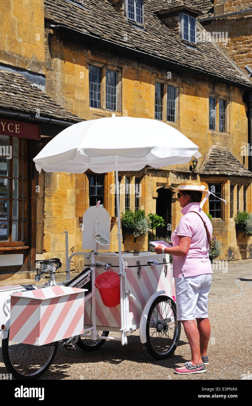 Vendeur de crème glacée traditionnelle le long de High Street, Broadway, Cotswolds, Worcestershire, Angleterre, Royaume-Uni, Europe de l'Ouest. Banque D'Images