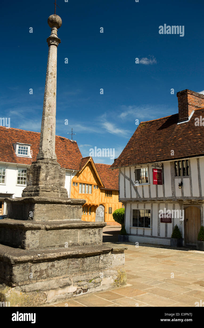 Royaume-uni l'Angleterre, dans le Suffolk, Lavenham, Market Square, traverser et C 15ème Petit Hall Banque D'Images