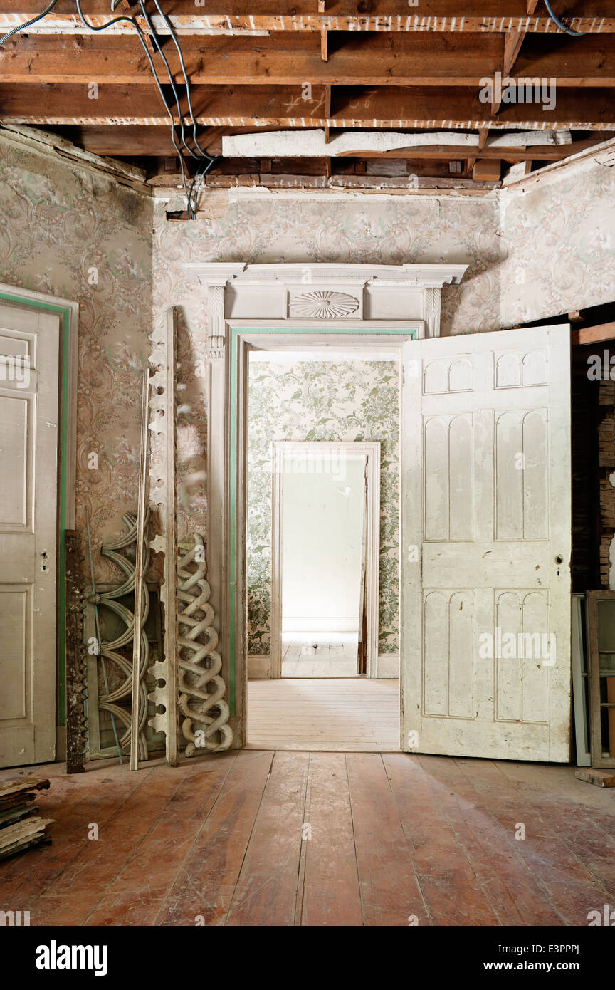 Pièces de récupération architecturale dans la ville historique de prix avec papier peint rayé, étages et ouvrir la porte Banque D'Images