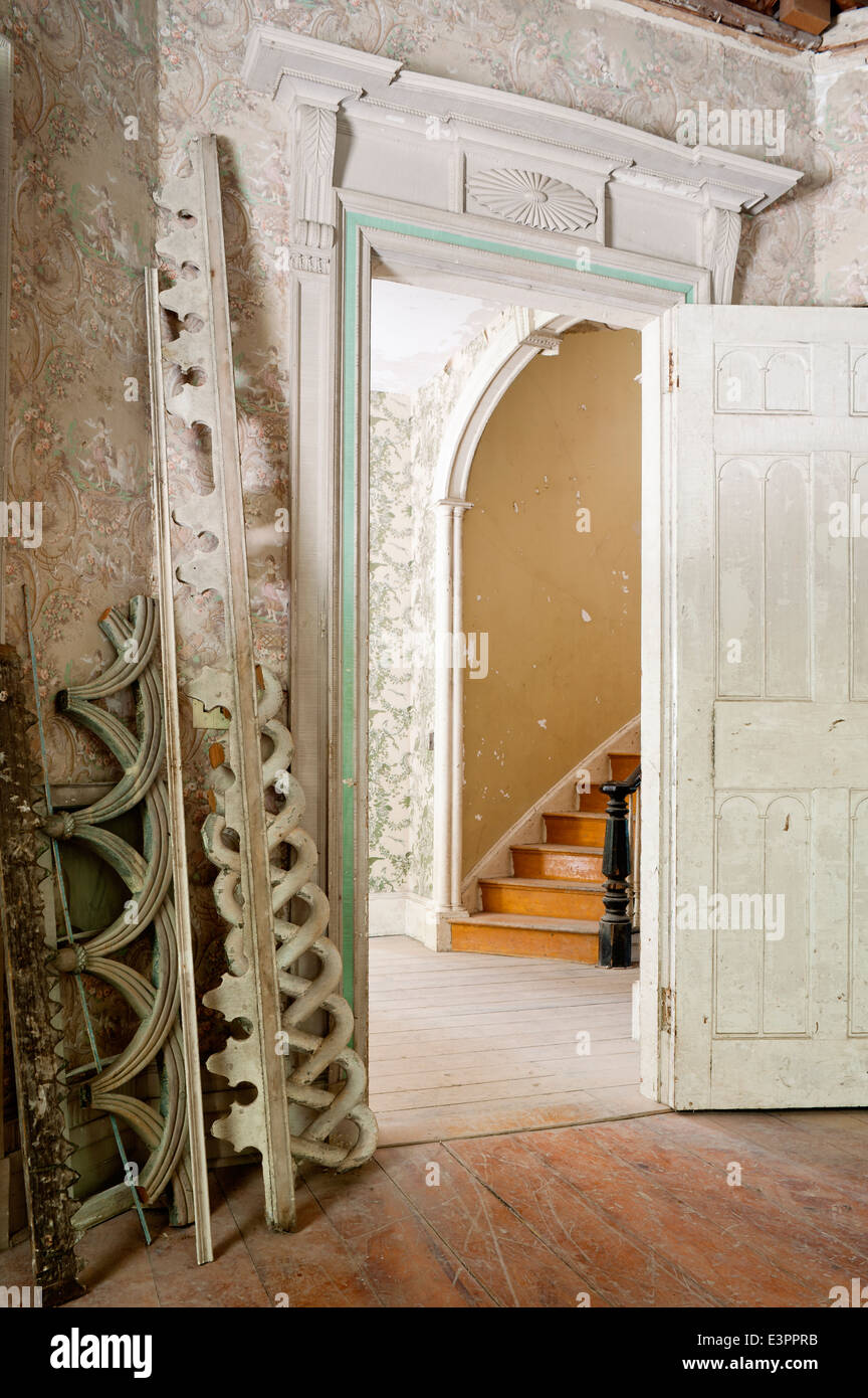 Pièces de récupération architecturale dans la ville historique de prix avec papier peint rayé, étages et vue à l'ouvrir la porte d'escalier Banque D'Images