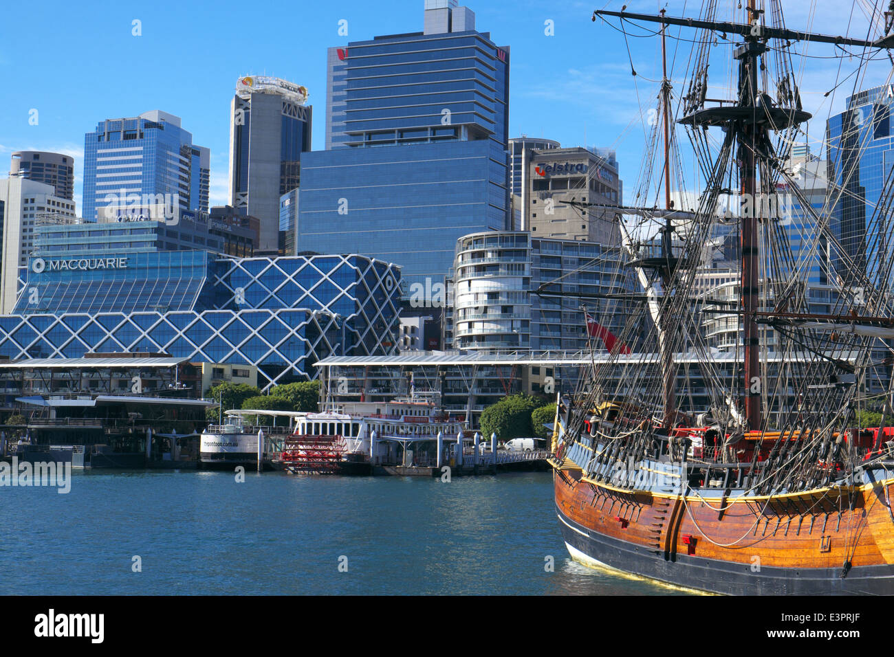 HM Bark Endeavour replica le centre-ville de Sydney et les toits de Cockle Bay à Darling Harbour, Sydney, NSW, Australie sur une journée de l'hiver Banque D'Images