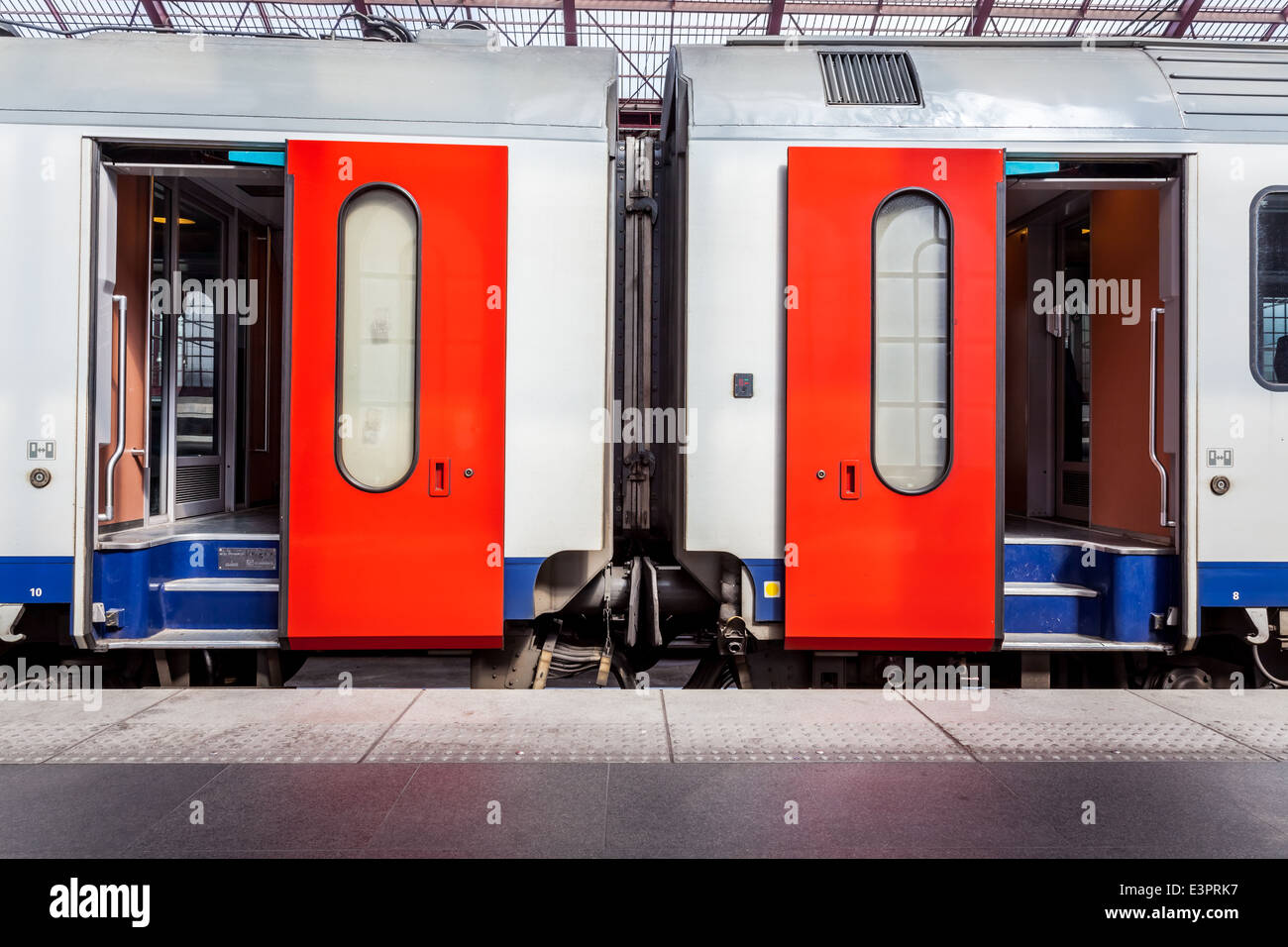 Dans la gare d'attendre un train avec des portes ouvertes Banque D'Images