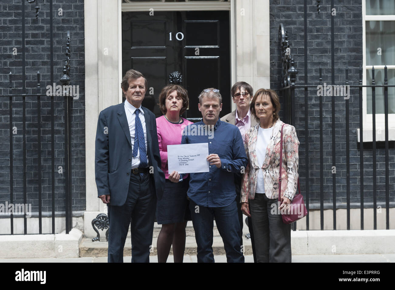 Juin 27, 2014 - Londres, Royaume-Uni - Principaux auteurs main dans une pétition à Downing Street, Londres, à demander au premier ministre d'annuler les restrictions sur l'envoi de livres et d'autres éléments de prisonniers. La lettre est signée par plus de 40 personnalités de haut niveau y compris Poète lauréat Carol Ann Duffy, Alan Bennett, Salman Rushdie, Philip Pullman, Vanessa Redgrave, Julian Barnes, Irvine Welsh, Jacqueline Wilson et Joanne Harris. De gauche à droite : David Hare ; Frances Crook - Chef de la direction de l'Howard LeagueÂ pour la réforme pénale ; Mark Haddon ; A L Kennedy. (Crédit Image : © Lee Thomas/ZUMA/fil Z Banque D'Images