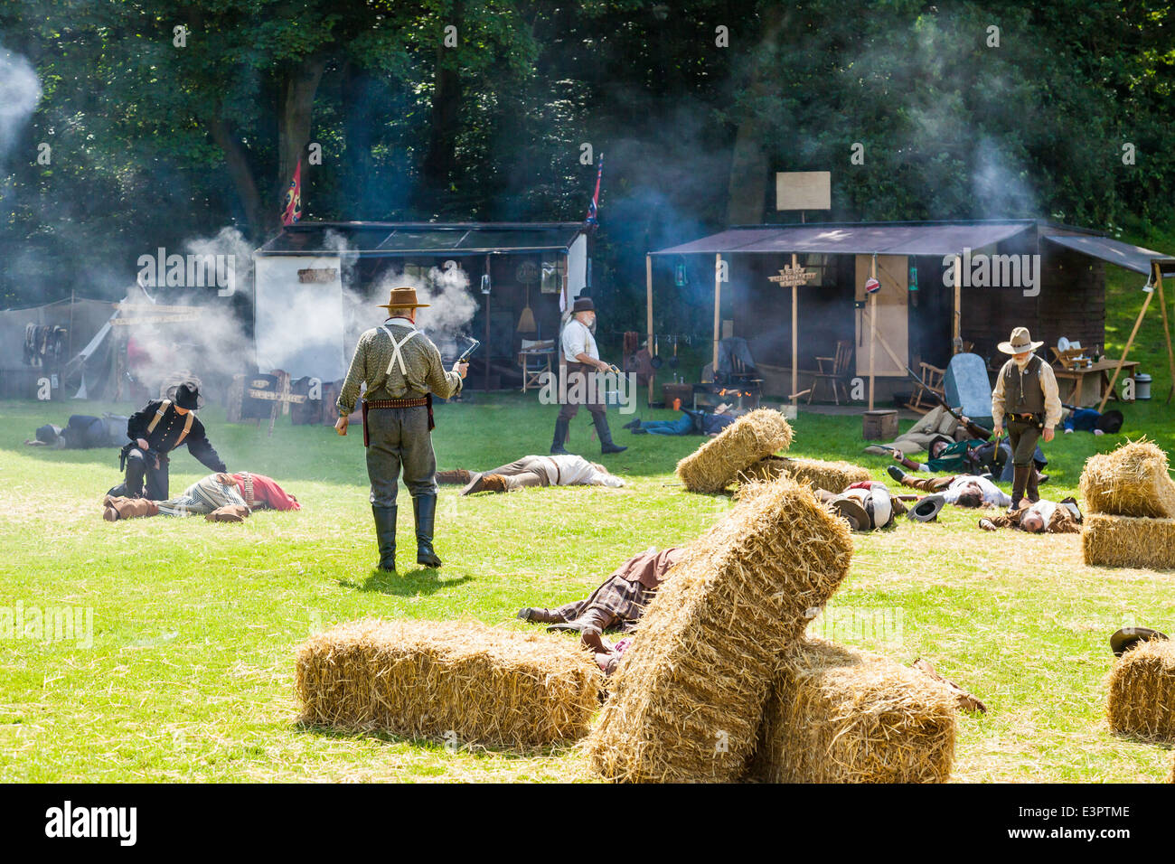 Poireau, Staffordshire, Angleterre. 22 juin 2014, un week-end de l'Ouest.Cowboys à pied autour de hors-la-mort après reconstitution, en shootout Banque D'Images