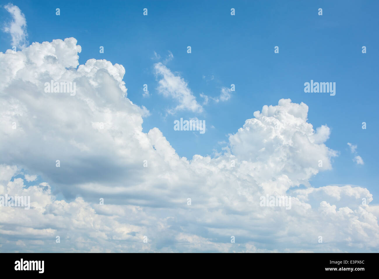 Les nuages blancs sur le ciel bleu Banque D'Images