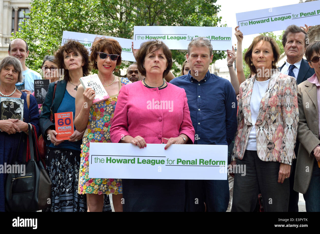 Londres, Royaume-Uni. 27 Juin, 2014. Les membres de la Ligue Howard pour la réforme pénitentiaire et d'éminents auteurs répondre à Whitehall pour remettre une pétition au 10 Downing Street, appelant à l'abrogation de l'interdiction de publier des livres aux prisons. Comprend : Kathy Lette, Frances Crook, Mark Haddon, Rachel Billington, Sir David Hare, Crédit : PjrNews/Alamy Live News Banque D'Images