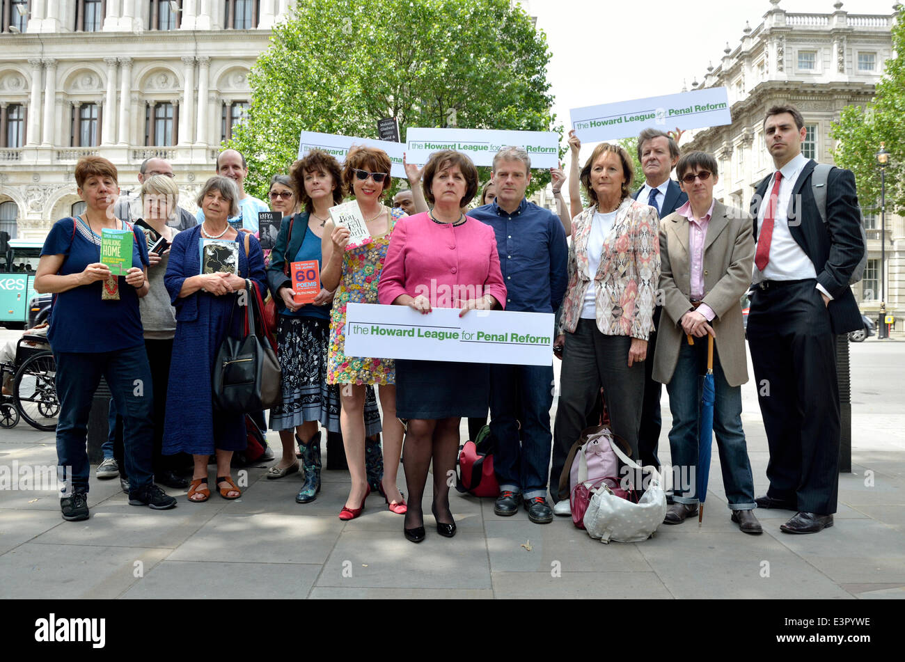 Les membres de la Ligue Howard pour la réforme pénitentiaire et d'éminents auteurs répondre à Whitehall pour remettre une pétition au 10 Downing Street, appelant à l'abrogation de l'interdiction de publier des livres aux prisons. Londres, Royaume-Uni. 27 Juin, 2014. Kathy Lette, Frances Crook, Mark Haddon, Rachel Billington, Sir David Hare, et d'autres personnes avant d'aller dans Downing Street. Banque D'Images