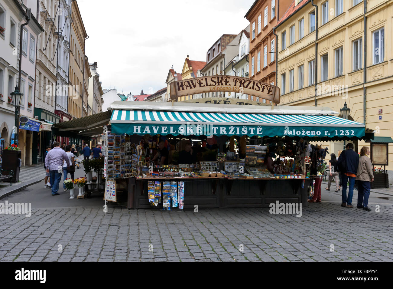 La rue avec des stands de marché Havel à Prague, République tchèque. Banque D'Images