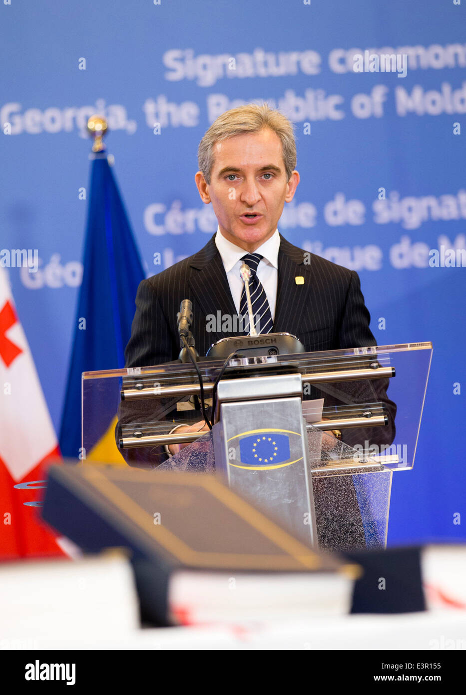 (140627) -- Bruxelles, le 27 juin 2014 (Xinhua) -- Le premier ministre de la Moldavie Iurie Leanca prend la parole lors de la cérémonie de signature, à Bruxelles, Belgique, le 27 juin 2014. L'Union européenne (UE) ont signé les accords d'association avec l'Ukraine, la Géorgie et la Moldavie le vendredi avec le but d'approfondir les liens politiques et économiques avec les trois républiques de l'ex-Union soviétique(Xinhua/le Conseil de l'Union européenne) (lyi) *AUCUN USAGE COMMERCIAL* Banque D'Images