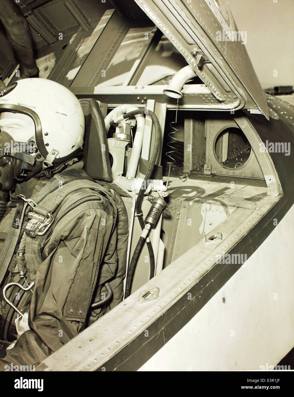 Cette série couvre l'usine Convair/General Dynamics de 1960 à 1969, en mettant l'accent sur les systèmes d'éjection de siège supersonique pour les avions de chasse F-102. Ces systèmes ont joué un rôle essentiel dans la sécurité et le développement des aéronefs pendant la Guerre froide. Banque D'Images