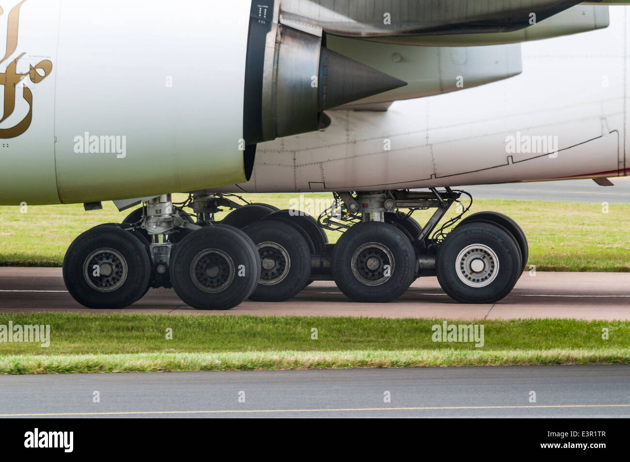 Vue latérale d'un Emirates Airbus A380 les moteurs d'avions et de trains d'atterrissage Banque D'Images