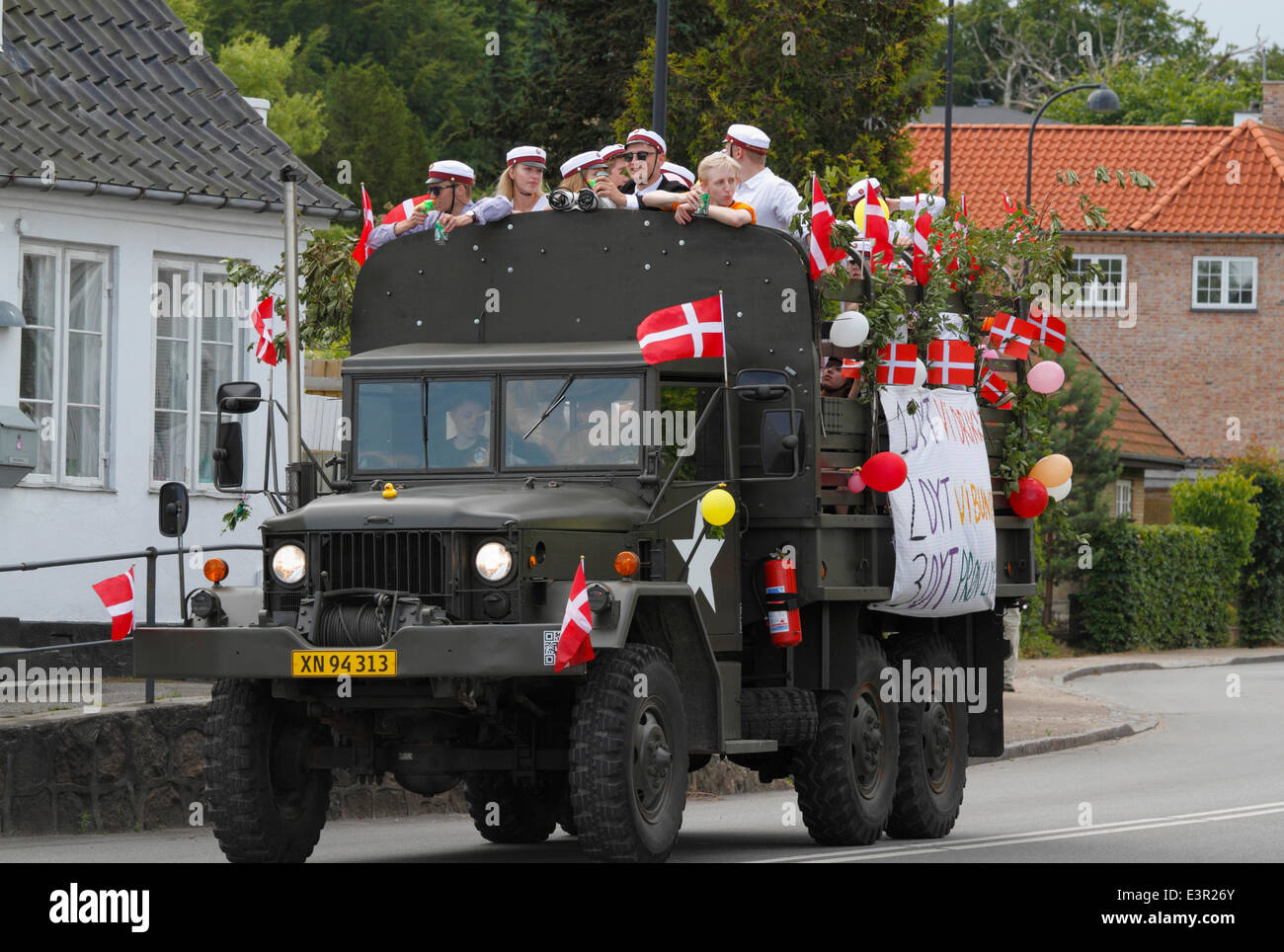 Vedbæk / Vedbaek, au nord de Copenhague, Danemark. 27 juin 2014. Les étudiants danois en casquette blanche célèbrent leur lycée, les examens de grammaire et obtenir leurs diplômes sur la visite traditionnelle et haute-spirité à l'arrière d'un camion. La maison de chaque étudiant sera visitée pour la célébration et les rafraîchissements lors de cette excursion extrêmement longue et souvent plus que d'une journée et pleine d'esprit. La musique, les cornes, l’alcool et la participation d’autres usagers de la route sont importantes. Crédit : Niels Quist/Alay Live News Banque D'Images