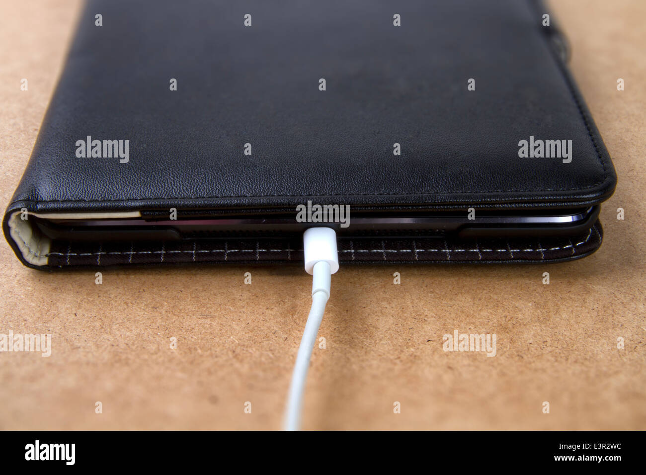 Câble de charge connecté à un iPad mini Banque D'Images