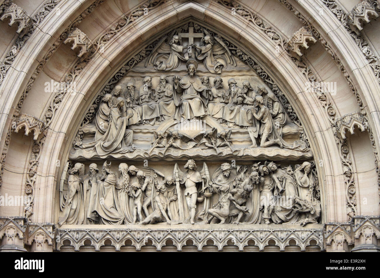 Détail de la porte d'entrée de Saint Pierre et Paul l'église le pont de Vysehrad à Prague Banque D'Images