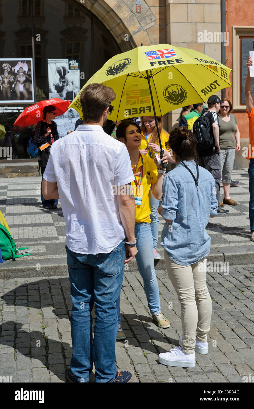 Guide d'une femme parlant à touristes sur la place de la Vieille Ville, Prague, République tchèque. Banque D'Images