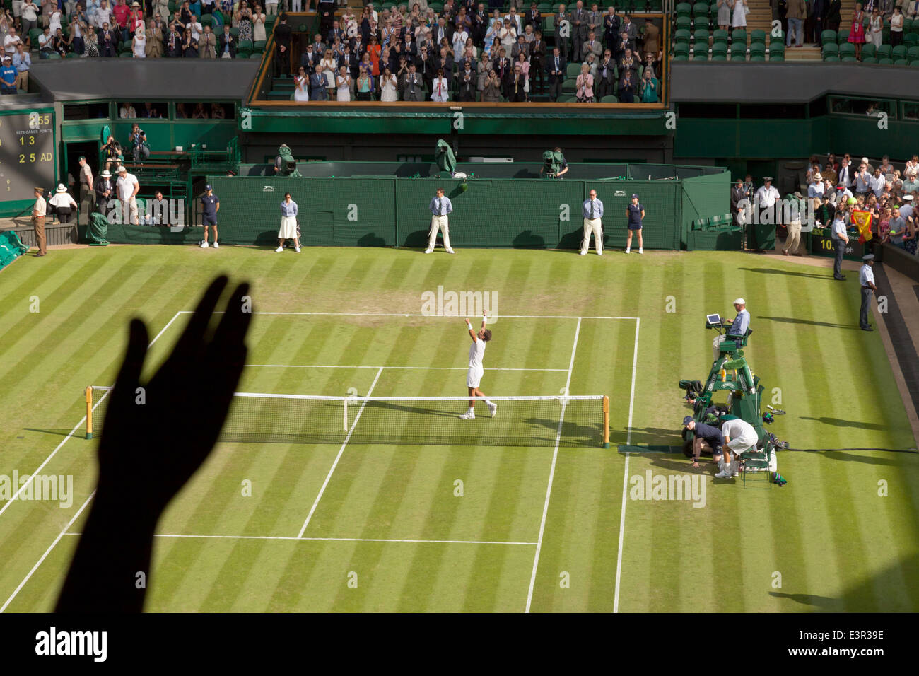 Rafael Nadal remporte sa première série mens match simple au Wimbledon Championship, sur le Court Central de Wimbledon, Londres UK Banque D'Images