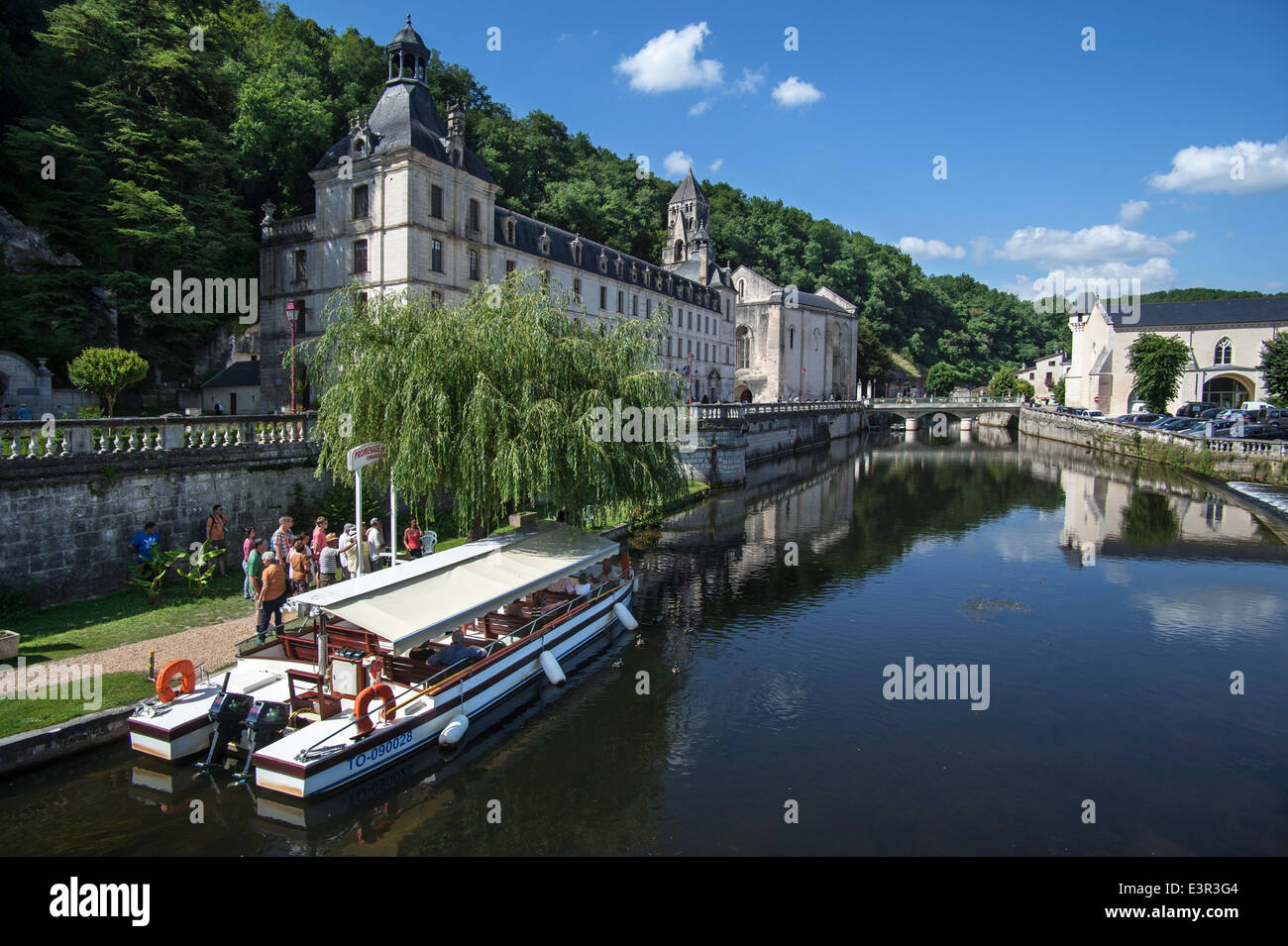 Bateau de tourisme et de l'abbaye bénédictine Abbaye Saint-Pierre de Brantôme le long de la rivière Dronne, Dordogne, Aquitaine, France Banque D'Images