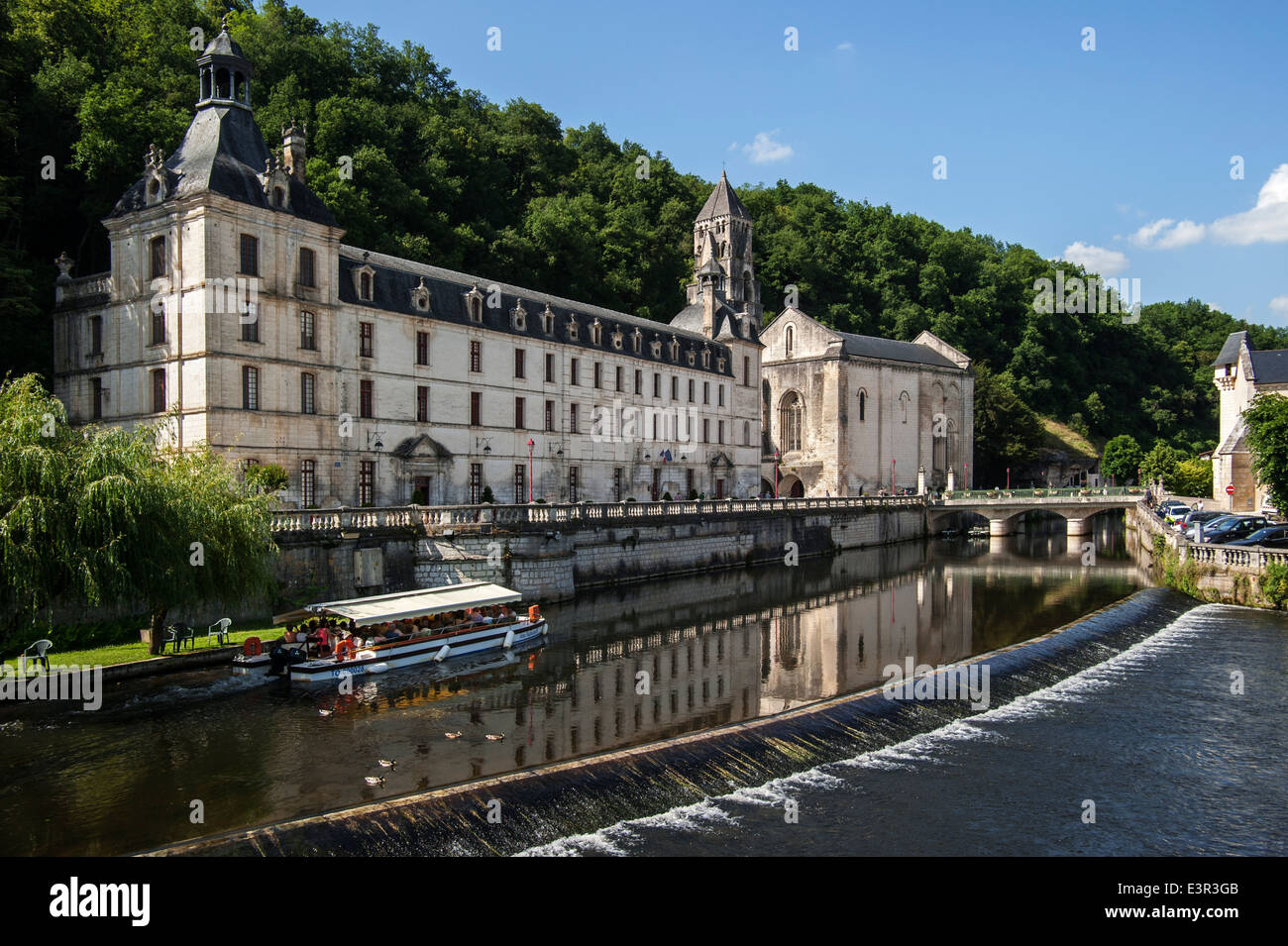 Bateau de tourisme et de l'abbaye bénédictine Abbaye Saint-Pierre de Brantôme le long de la rivière Dronne, Dordogne, Aquitaine, France Banque D'Images