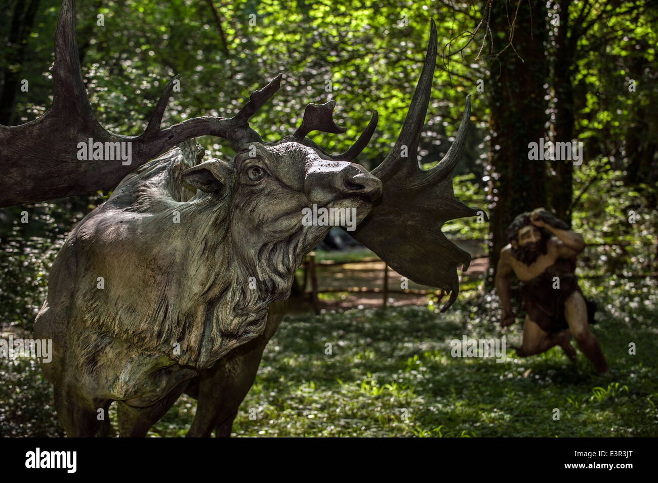 Chasse chasseur néanderthal elk (Megaloceros giganteus irlandais) à la vie préhistorique sur Parc Préhisto à Tursac, Dordogne, France Banque D'Images
