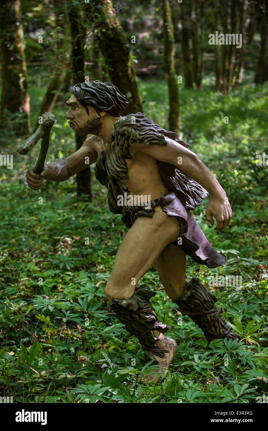 Chasse chasseur Néanderthal en proie à la forêt Parc Préhisto, parc à thème sur la vie préhistorique à Tursac, Dordogne, France Banque D'Images