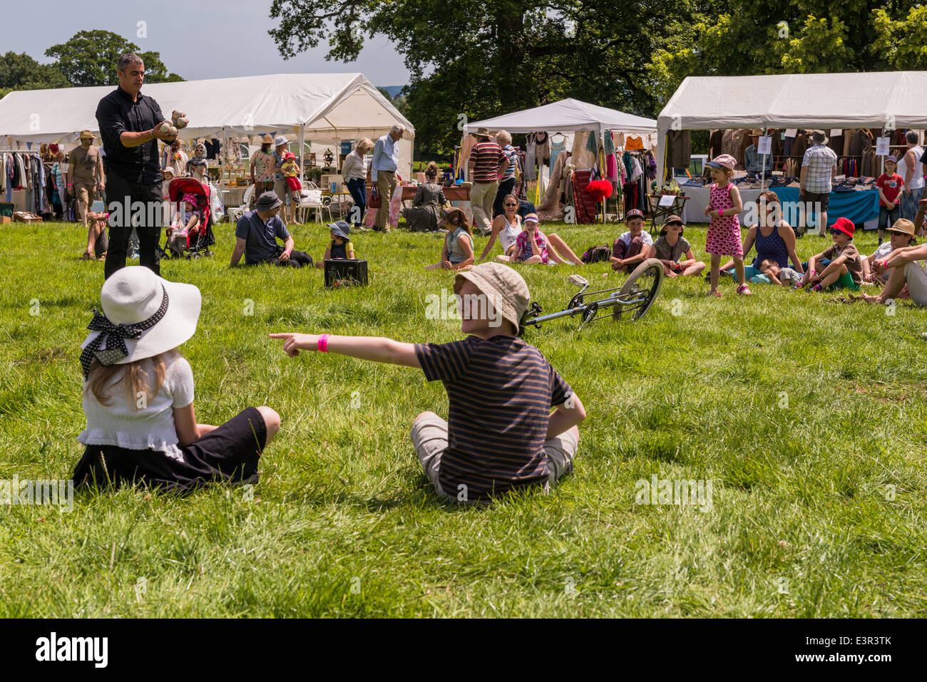 L'est du Devon. Le 21 juin 2014. Un jardin d'été partie et fete avec un jongleur hôtesse adultes et enfants avec un géant yoyo ect Banque D'Images