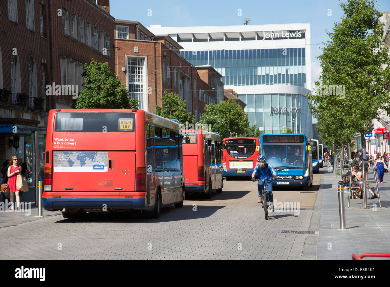 Des autobus sur la High Street, dans le centre-ville d'Exeter. Devon, Angleterre Royaume-uni Banque D'Images