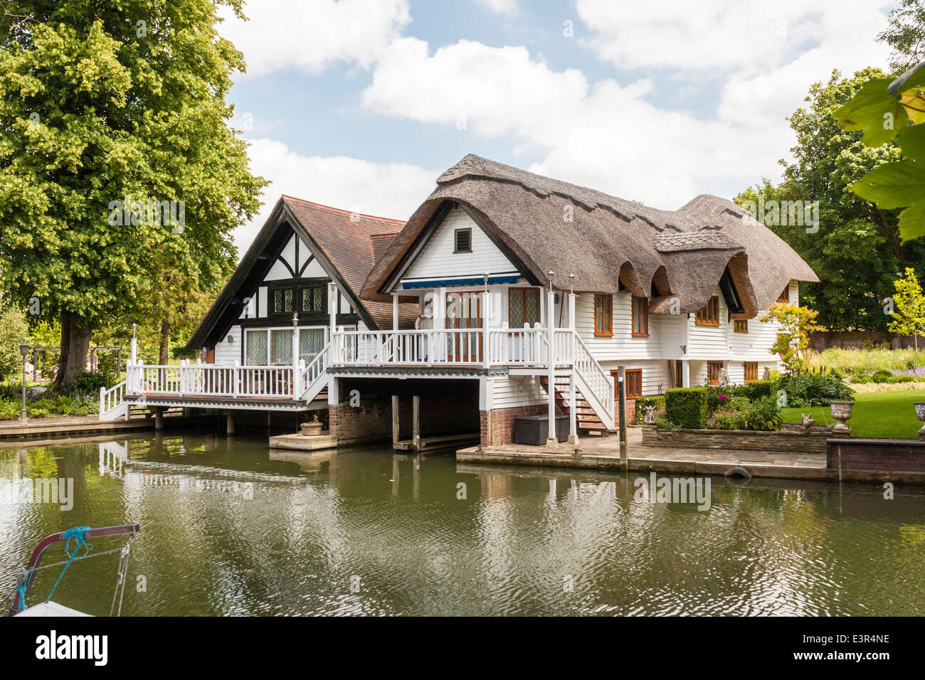 Riverside Cottage de chaume, Goring on Thames, Oxfordshire, England, GB, au Royaume-Uni. Banque D'Images
