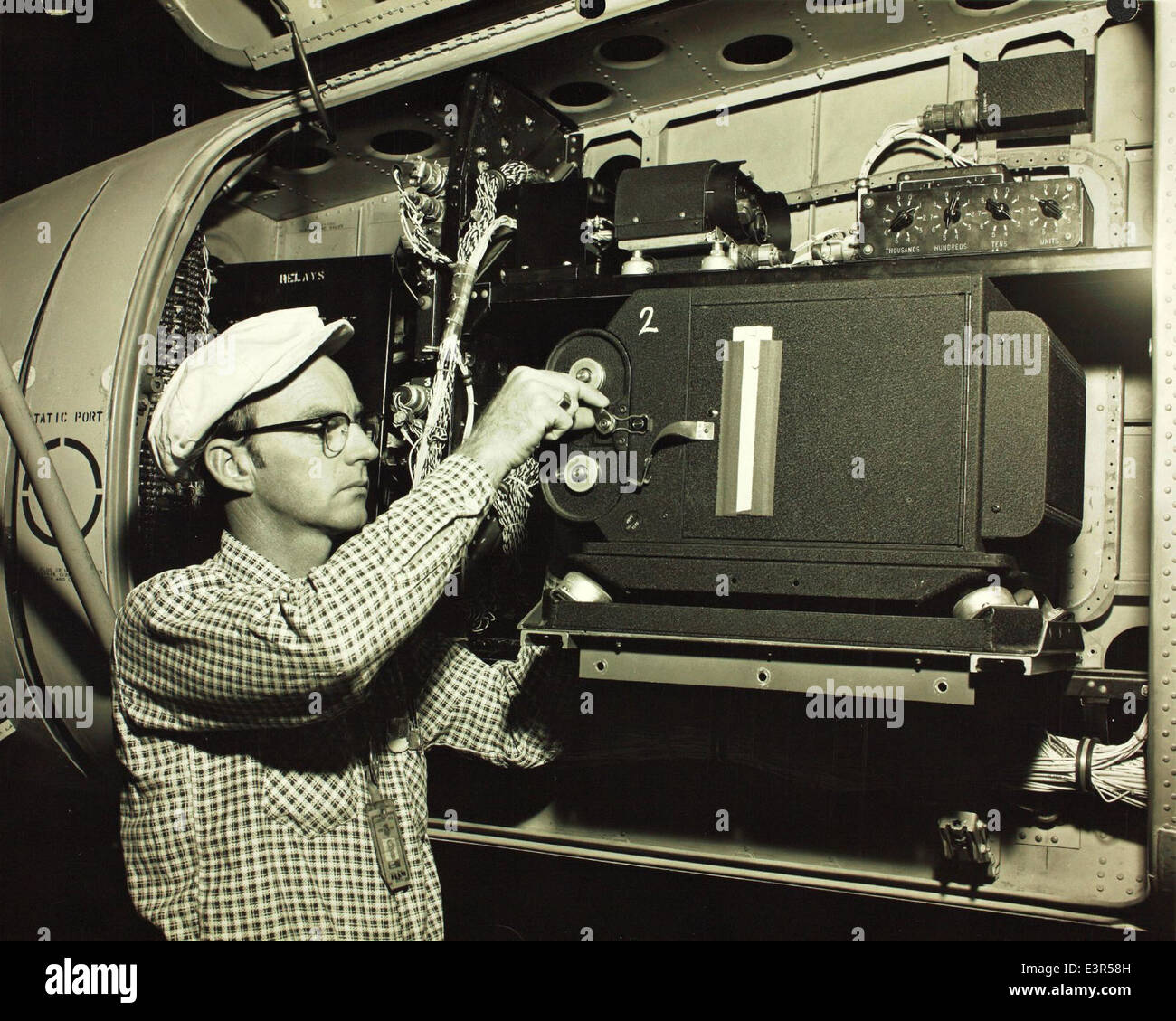 Cette image montre l'usine et le personnel de Convair/General Dynamics dans les années 1960, mettant en évidence la production d'avions militaires comme le F-102 Delta Dagger. Les enregistreurs Dupont Co faisaient partie de l'électronique utilisée dans ces systèmes avancés. Banque D'Images