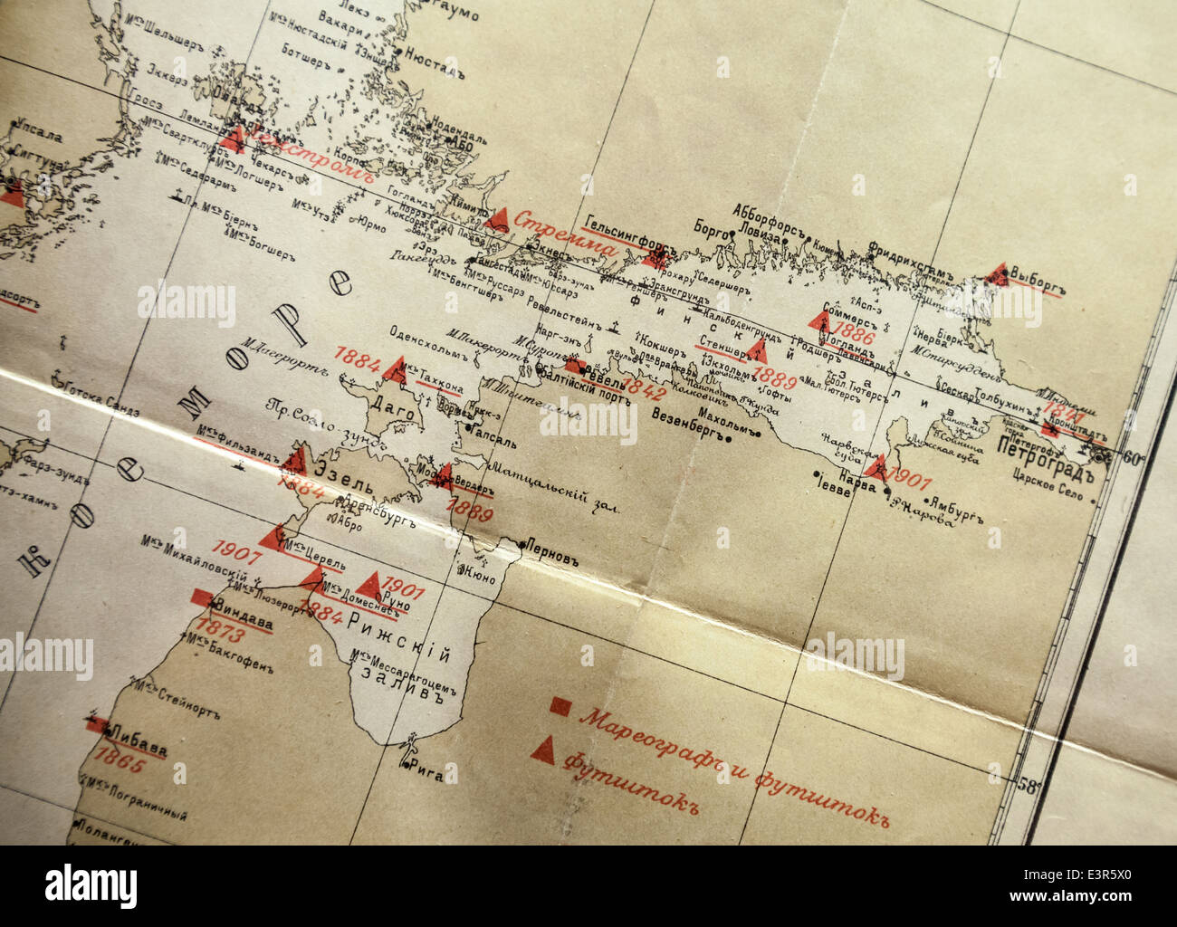 Jaune ancien fragment de carte de navigation russe avec étiquettes rouges Banque D'Images