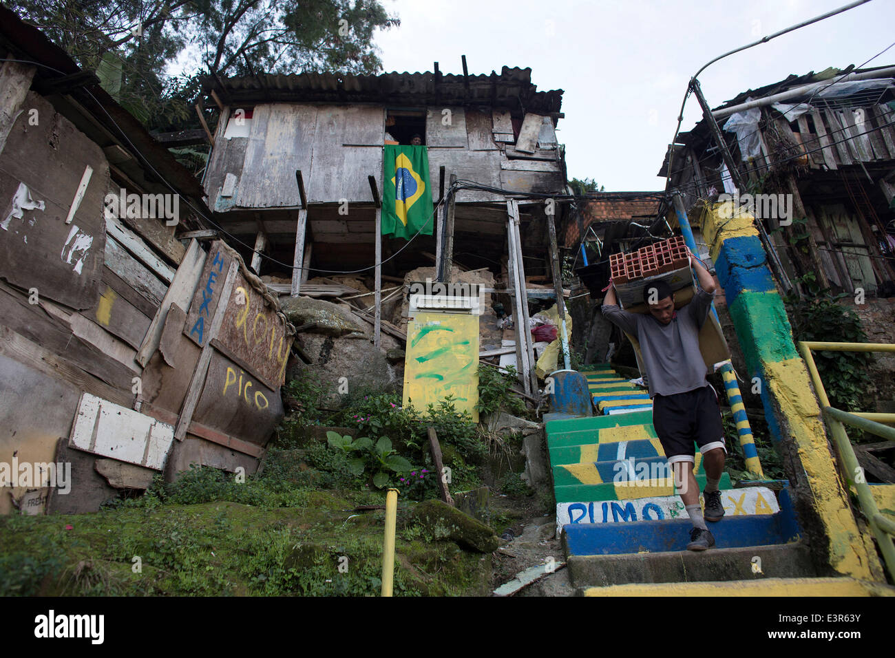 140627) -- RIO DE JANEIRO, le 27 juin 2014 (Xinhua) -- un homme porte  briques dans Favela Santa Marta à Rio de Janeiro, Brésil, le 26 juin 2014.  Favela Santa Marta, fondée