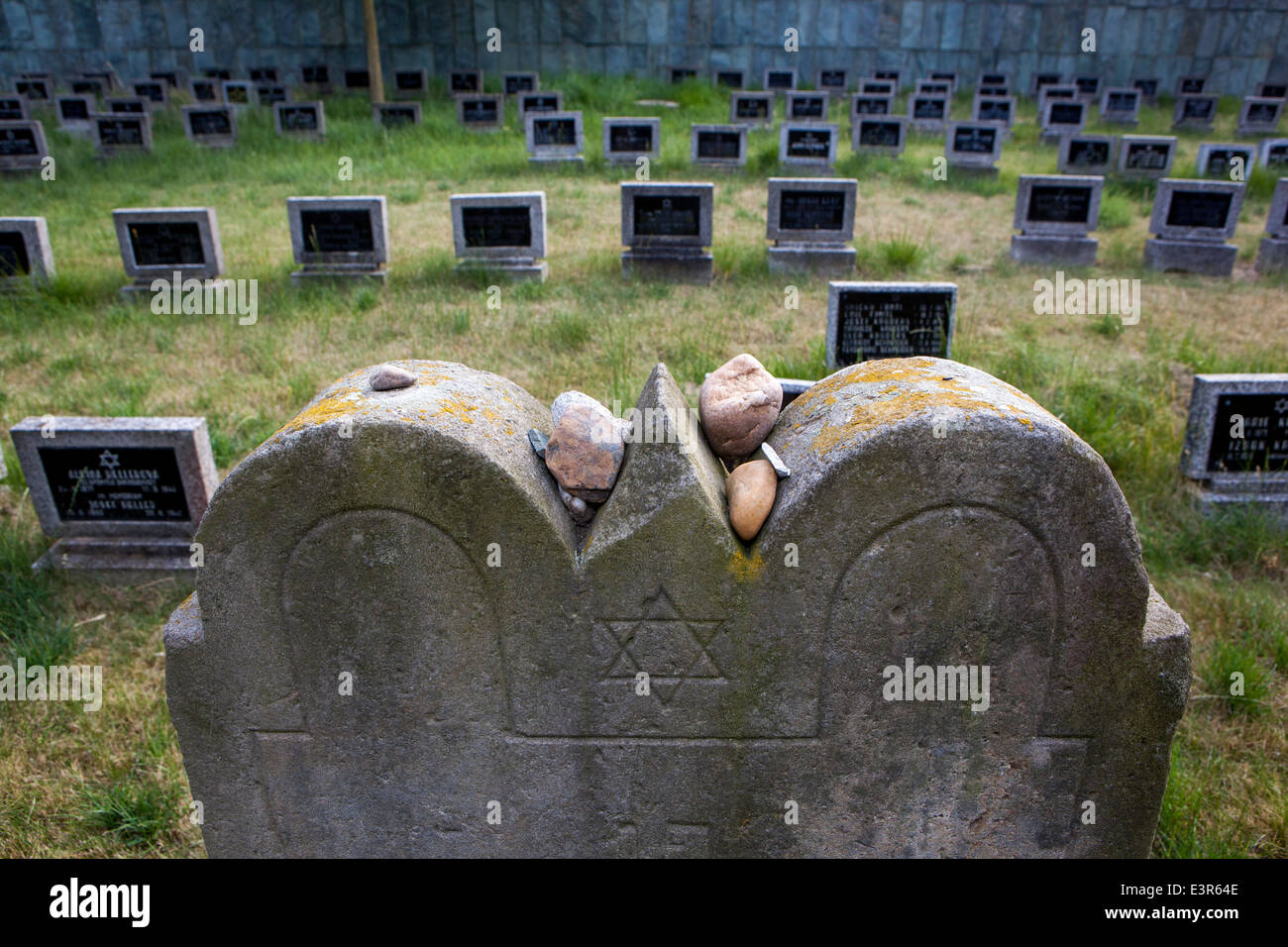 Cimetière juif de Theresienstadt, Terezin République tchèque Europe pierres sur la tombe Banque D'Images