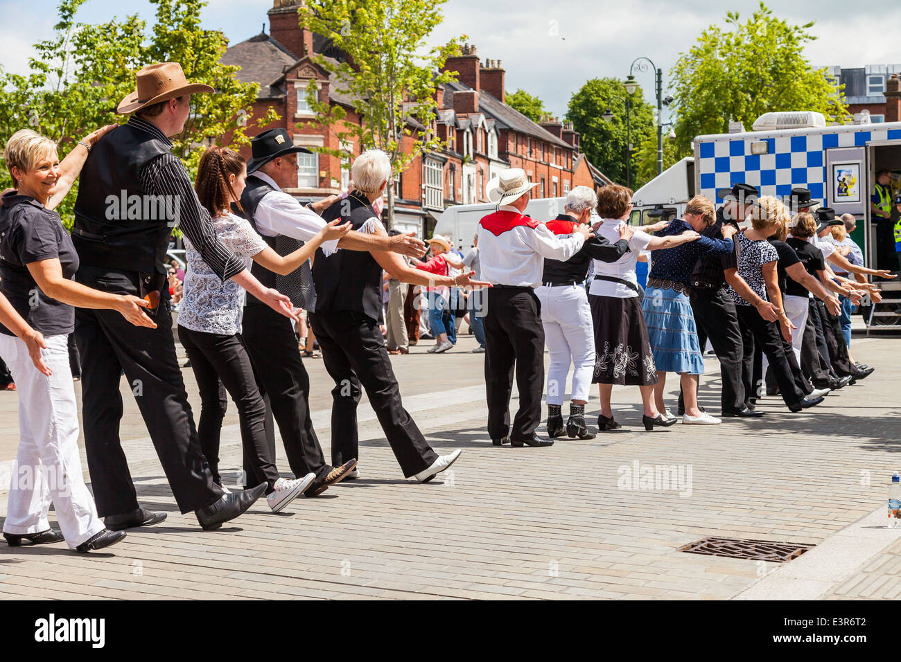 Les gens de danse en ligne à Leek centre-ville. Poireau, Staffordshire, Angleterre, Royaume-Uni. Banque D'Images