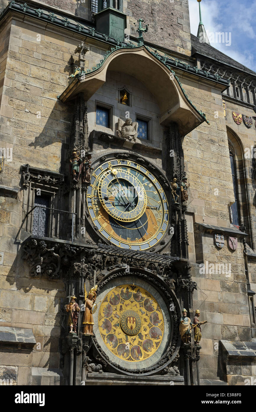 La célèbre horloge astronomique avec le déplacement d'apôtres sur l'heure de la vieille ville, Prague, République tchèque. Banque D'Images