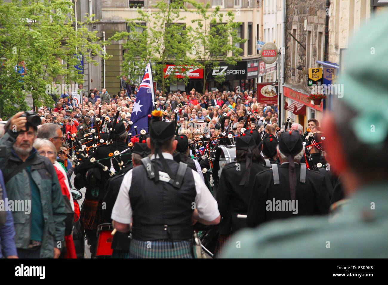 Stirling, Ecosse, Royaume-Uni. 27 Juin, 2014. rassemblement des clans. Les clans écossais mars à la ville derrière eux plus de 1 000 sonneurs. Le processus mars bas Baker Street Crédit : ALAN OLIVER/Alamy Live News Banque D'Images