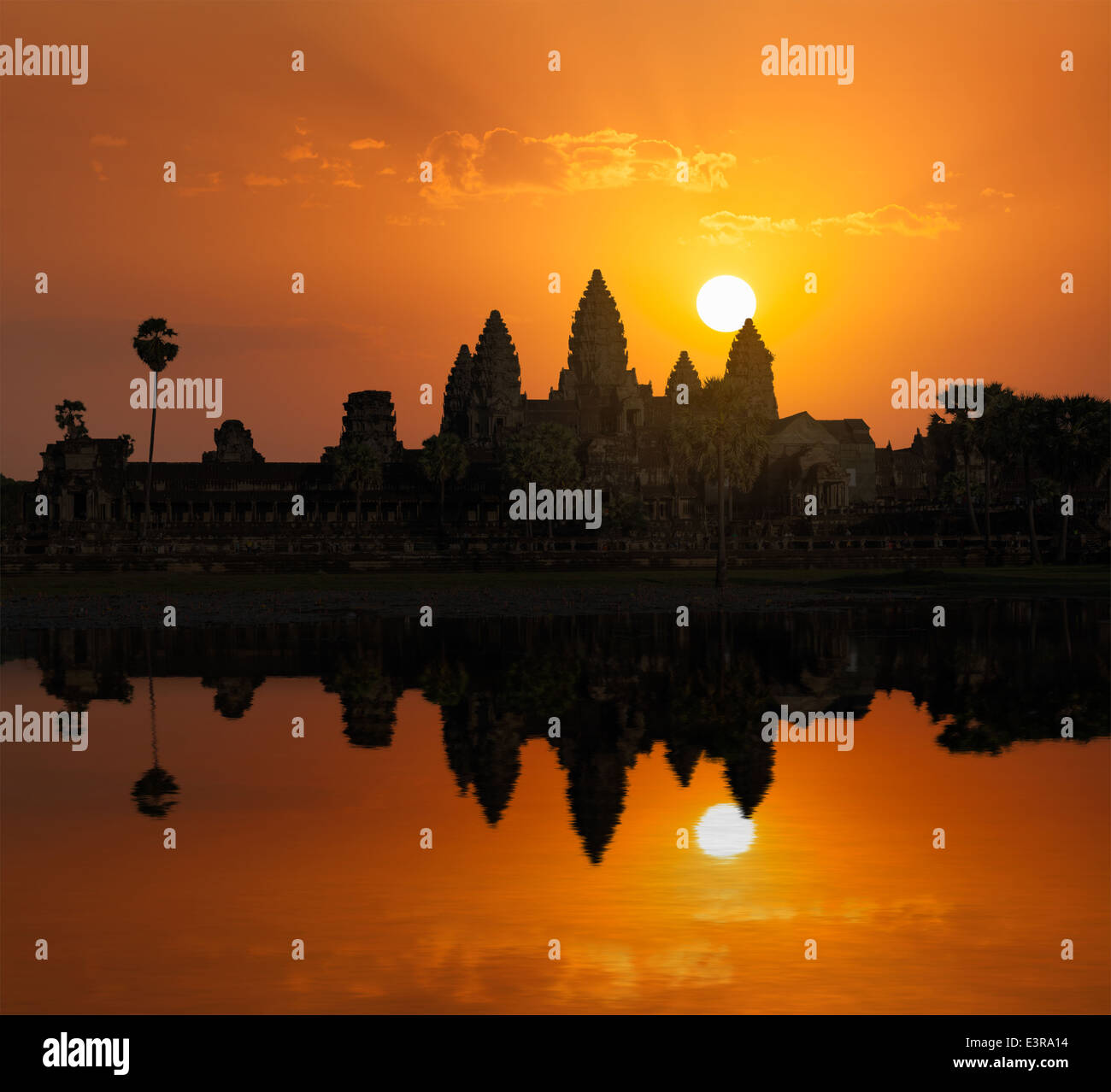 Monument au Cambodge Angkor Wat avec reflet dans l'eau sur le lever du soleil Banque D'Images