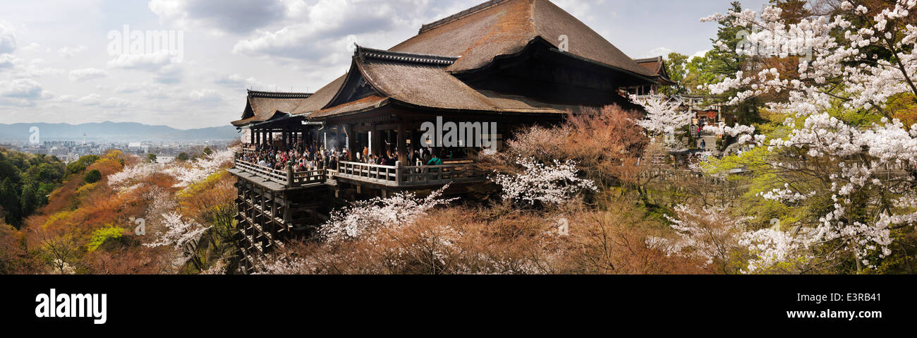 Otowa-san Temple Kiyomizu-dera temple bouddhiste au cours de cerisiers en fleurs au printemps 2014 dans la région de Higashiyama, Kyoto, Japon. Paysage panoramique. Banque D'Images