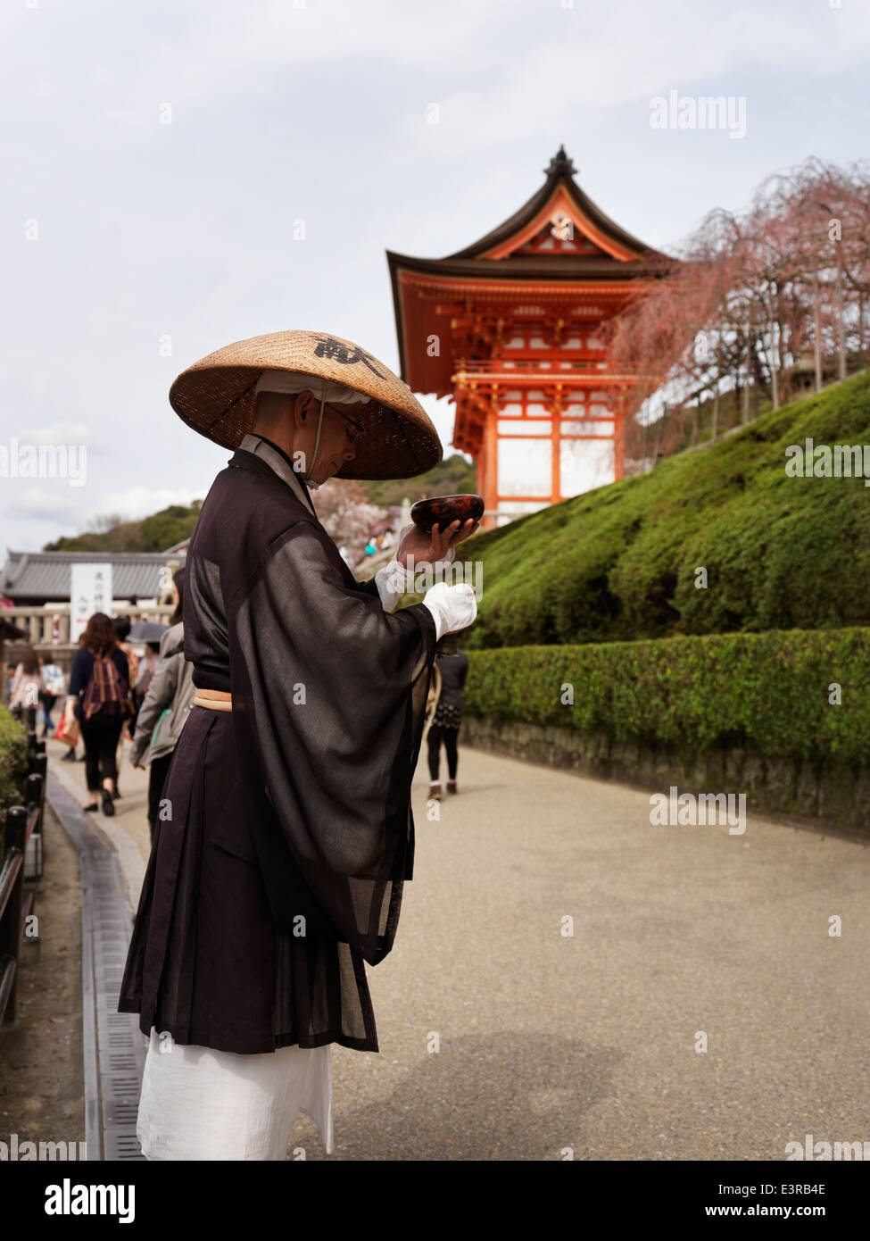 Moine mendiant demandant des dons. Temple Kiyomizu-dera, temple bouddhiste de Kyoto, au Japon. Banque D'Images