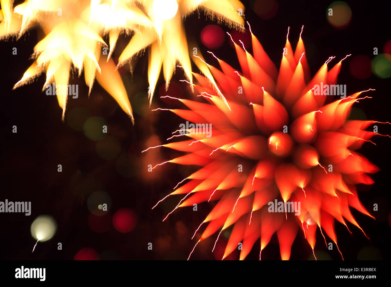 Résumé d'artifice dans le ciel de nuit Banque D'Images