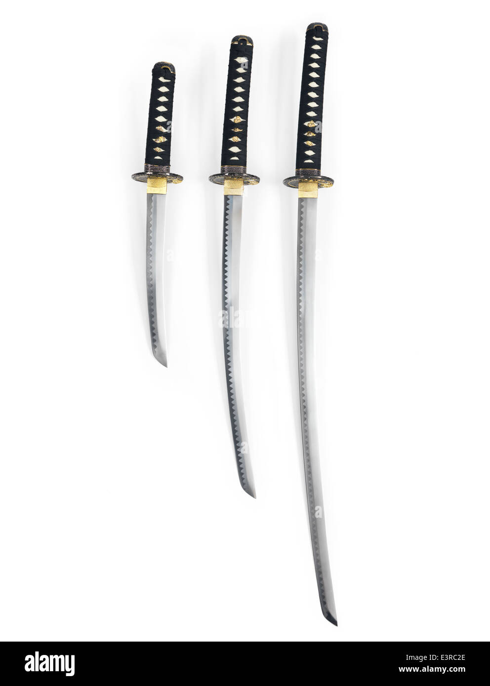 Trois sabres de samouraï japonais, katana, Wakizashi et tanto, isolé sur fond blanc Banque D'Images