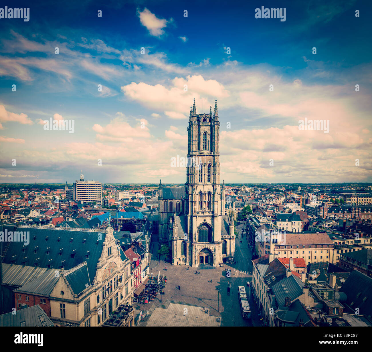 Retro Vintage style hipster image de voyage Cathédrale Saint-Bavon (Vrijdagsmarkt) et Sint-Baafsplein, vue depuis le Beffroi Banque D'Images